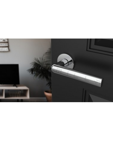 Puxador de porta em zamak SILENA design vista de cima inclinada montado numa porta
