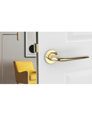 Puxador de porta em zamak AZALIA puxador design cor 5 vista de frente montado numa porta
