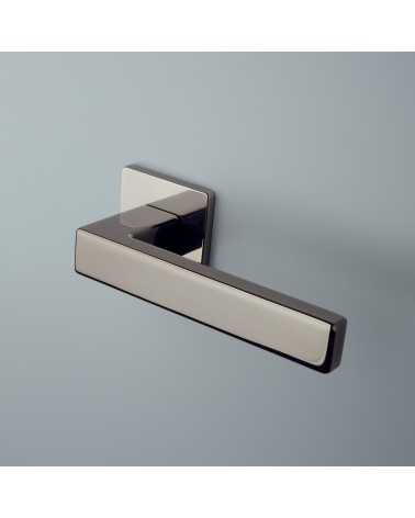 Puxador de porta em zamak TILLIA puxador design montado numa porta