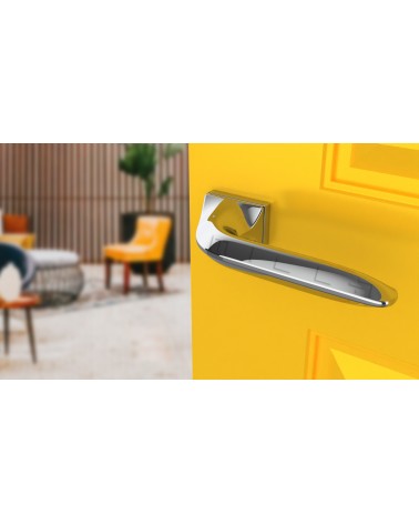 Puxador de porta em placa oculta GLADIOLA puxador design cor 3 vista de cima inclinada montado numa porta