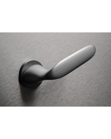 Puxador de porta PEONIA puxador design cor 2 vista de cima inclinado montado numa porta