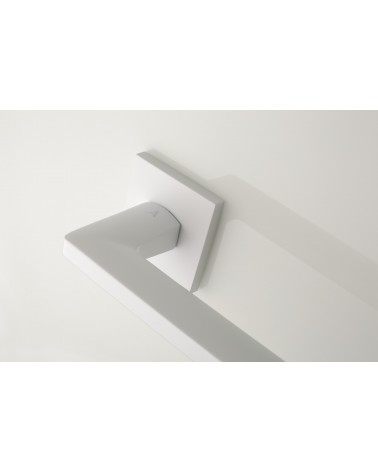 Puxador de porta branco PYROLA ferragens design vista ampliada montado numa porta
