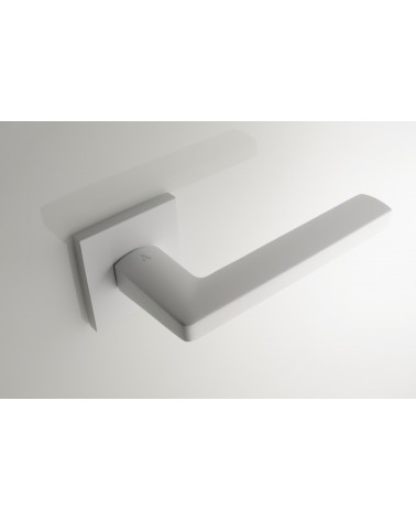 Puxador de porta branco PYROLA ferragens design vista de cima inclinado montado numa porta