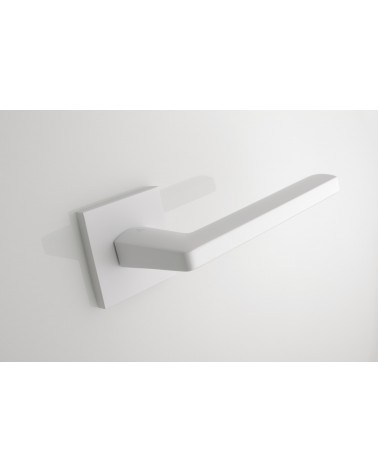Puxador de porta branco PYROLA ferragens design vista de cima inclinado afastado montado numa porta