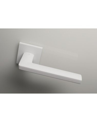 Puxador de porta branco PYROLA ferragens design vista de cima puxador inclinado para baixo montado numa porta