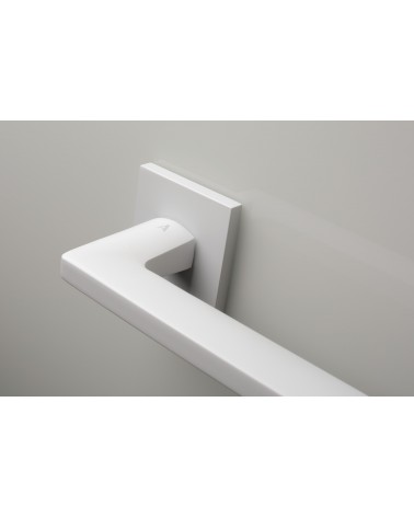Puxador de porta branco PYROLA ferragens design vista ampliada sobre o puxador montado numa porta