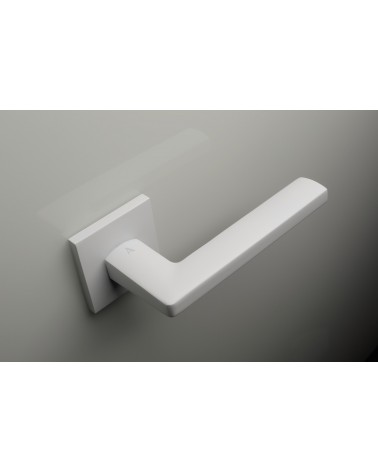 Puxador de porta branco PYROLA ferragens design vista de cima puxador inclinado para cima montado numa porta