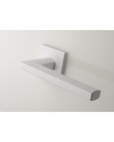 Puxador de porta branco PYROLA ferragens design vista sobre o puxador inclinado para baixo montado numa porta