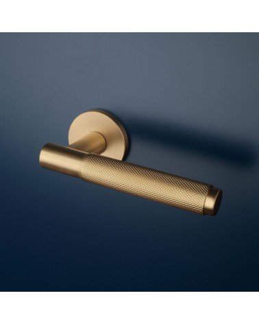 Puxador de porta ouro mate MOLINIA puxador design montado numa porta