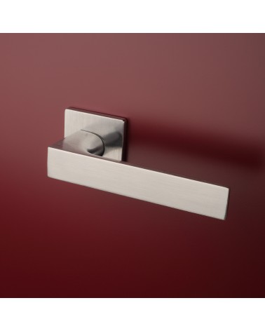 Puxador de porta cromado acetinado ALISSO puxador design montado numa porta