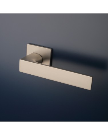 Puxador de porta ALISSO puxador design cor 1 montado numa porta