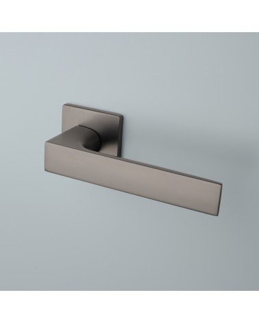Puxador de porta antracite ALISSO puxador design montado numa porta