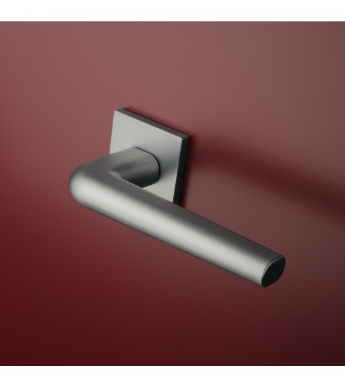 Puxador de porta em crómio polido sobre placa quadrada FUNKIA - puxador design