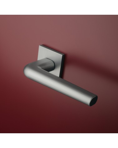 Puxador de porta em crómio polido sobre placa quadrada FUNKIA - puxador design