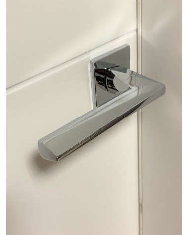 Puxador de porta moderno DIAMANT puxador design visto de cima inclinado montado numa porta