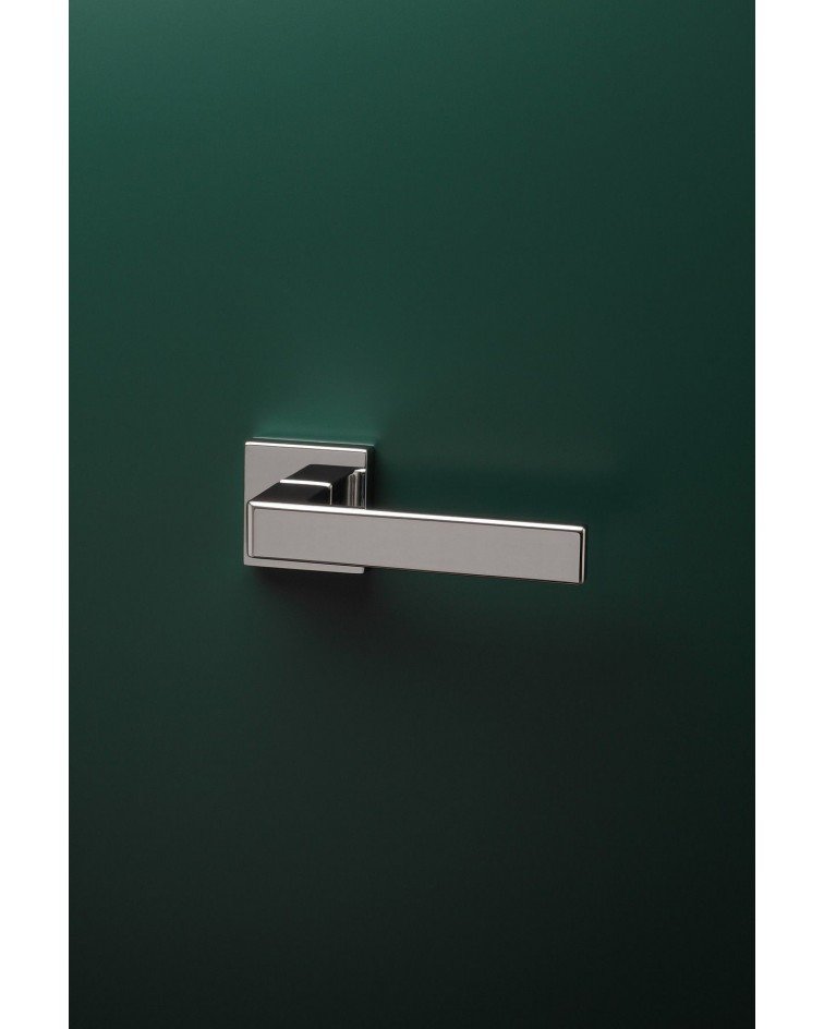 Puxador de porta clássico SULLA puxador design montado numa porta 1