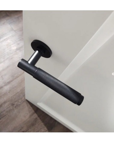Puxador de porta preto Time Slim puxador design montado numa porta entreaberta vista de cima