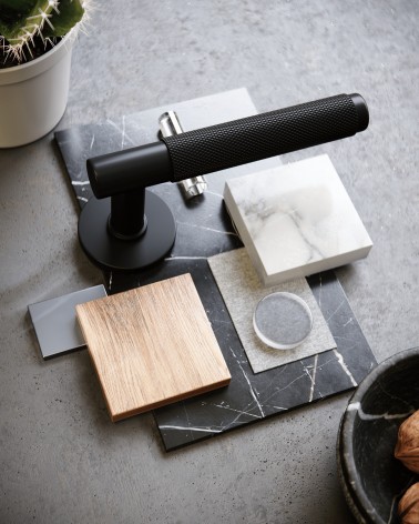 Puxador de porta preto Time Slim puxador design colocado com decorações