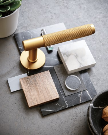 Puxador de porta dourado acetinado Time Slim puxador design colocado com decorações