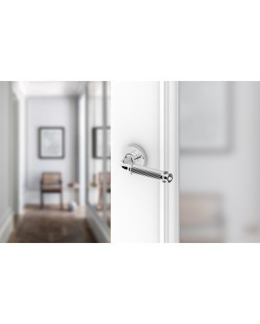 Puxador de porta cromado polido ARIA Slim design montado numa porta