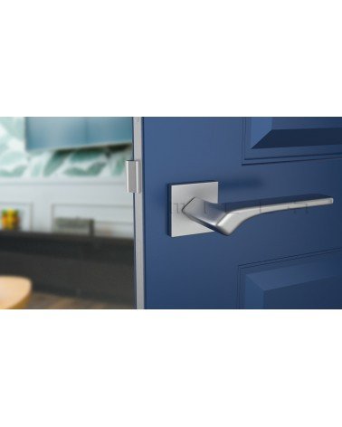 Puxador de porta cromado acetinado BERGERIA ferragens design vista frontal montado numa porta