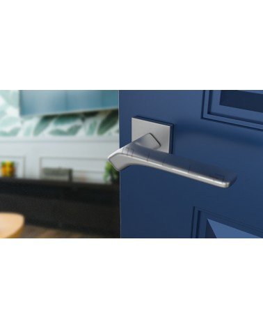 Puxador de porta cromado acetinado BERGERIA ferragens design vista inclinada montado numa porta