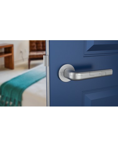 Puxador de porta cromado acetinado INULLA puxador design vista de frente montado numa porta