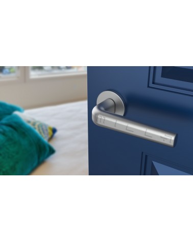 Puxador de porta cromado acetinado INULLA puxador design vista inclinada montado numa porta