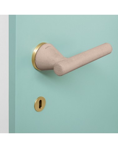 Puxador de porta futurista Mandelli Juno puxador design vista com zoom montado numa porta