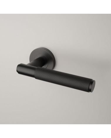Puxador de porta clássico Sterk OVAL 1741 design montado numa porta