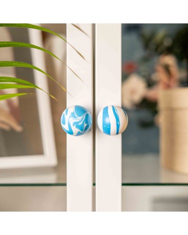 Puxador de móvel em madeira de faia Azul Azur design vista ampliada instalado numa porta envidraçada