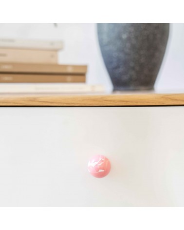 Puxador de móvel em madeira de faia Rosa design vista frontal fixado num móvel