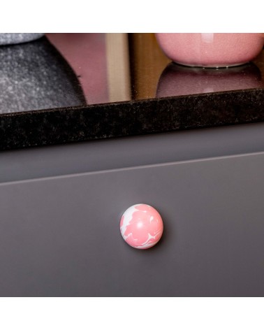 Puxador de móvel em madeira de faia Rosa design vista aproximada montado num móvel
