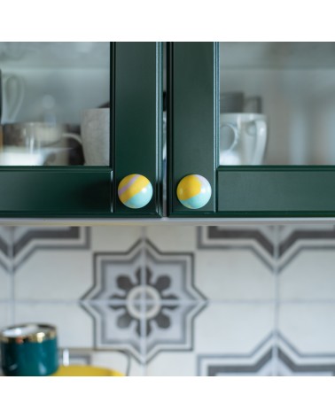 Puxador de móvel em madeira de faia amarelo funky design vista frontal fixado num móvel de cozinha
