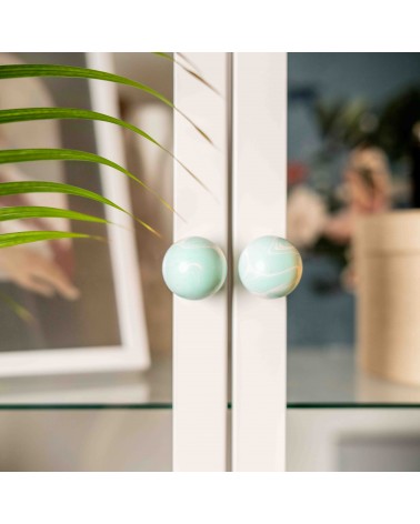 Puxador de móvel em madeira de faia Aqua design vista frontal fixado numa porta envidraçada com fundo desfocado