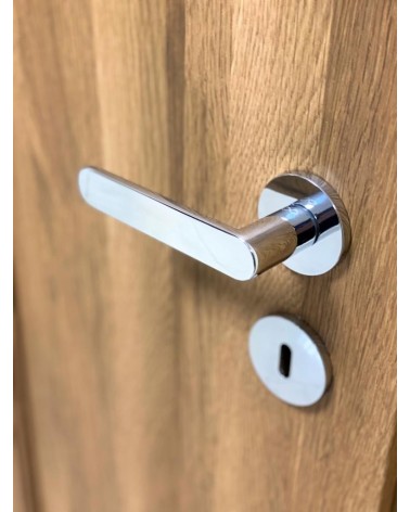 Puxador de porta clássico Line Vénus design com roseta montado numa porta