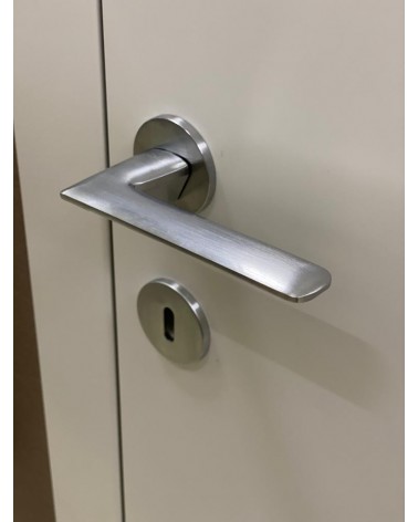 Puxador de porta em zamak Line GIULIA puxador design cor 1 vista de cima inclinada montado numa porta