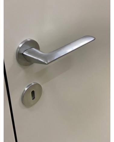 Puxador de porta em zamak Line GIULIA puxador design cor 1 vista de baixo montado numa porta