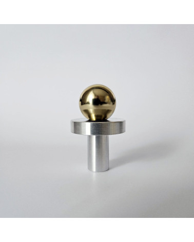 Botão de móvel dourado polido/cromado polido POLA design sobre fundo cinzento