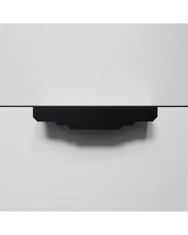 Puxador de móvel em latão KARLA BLACK design vista frontal sobre fundo claro