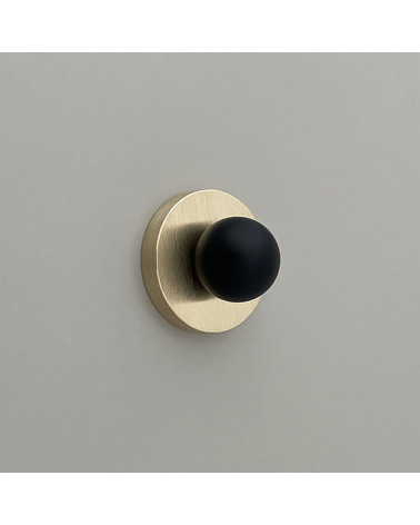 Puxador de móvel redondo em ouro mate/preto MONA design vista frontal ligeiramente inclinada