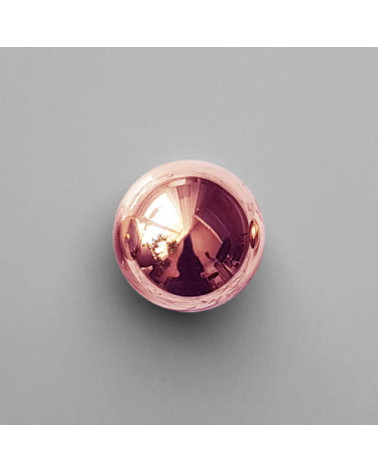 Botão de móvel cobre ODETE M puxador design visto de cima sobre uma superfície clara