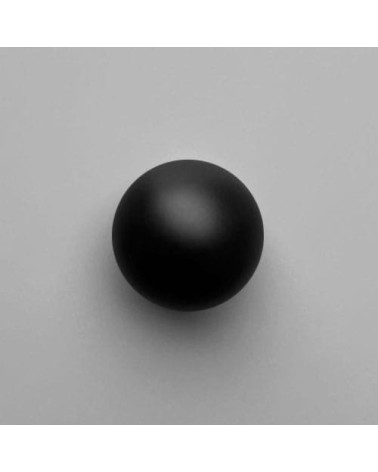 Botão de móvel em latão ODETE BLACK M puxador design visto de frente sobre uma superfície clara