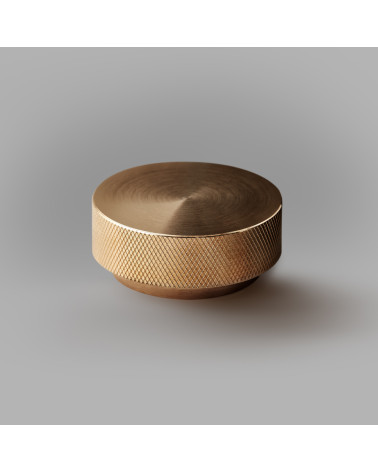 Botão de móvel ouro mate TOVE puxador design modelo grande sobre fundo cinzento