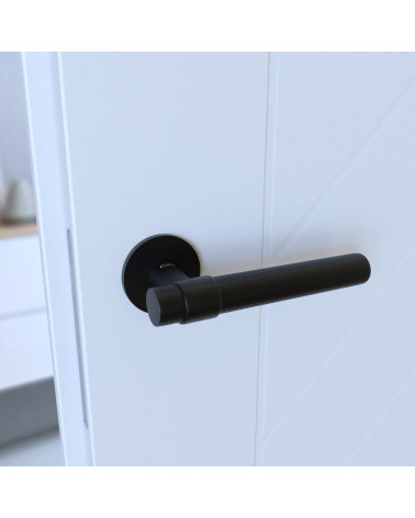 Puxador de porta preto GHOST puxador design montado numa porta vista inclinada