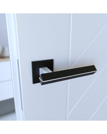 Puxador de porta bicolor cromo escovado/preto CARRERA design montado numa porta visto inclinado