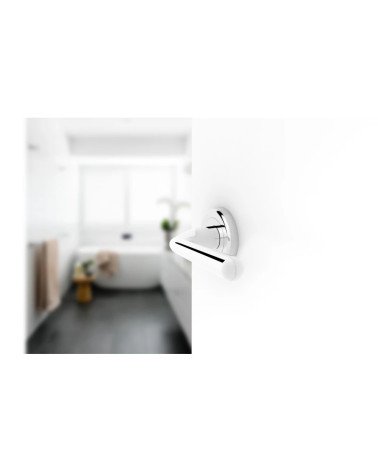 Puxador de porta cromado polido HANDY design montado numa porta entreaberta
