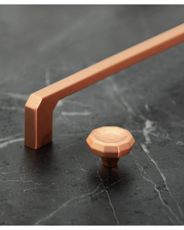 Puxador de móvel cobre CAMPANA design apresentado sobre uma superfície em mármore