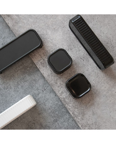 Puxador de móvel WEGA design pousado sobre uma superfície cinzenta