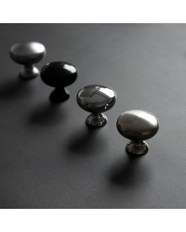 Puxador de móvel TORONTO design dispostos na diagonal sobre uma superfície escura